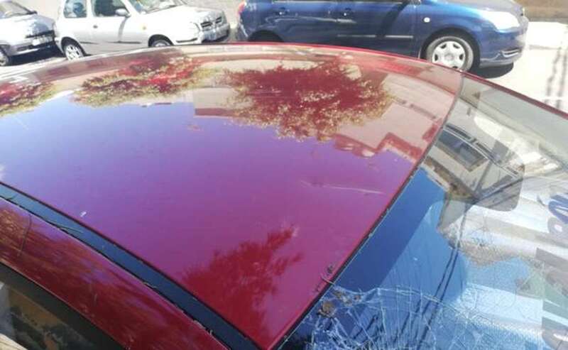 Vista de algunos de los daños causados en el coche. Salta a la vista que le estalló el parabrisas/C7.